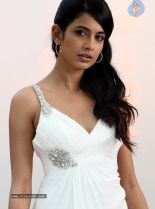 Sarah-Jane Dias photo