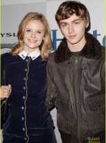 Sarah Ramos #294794 picture (Portrait Medium)