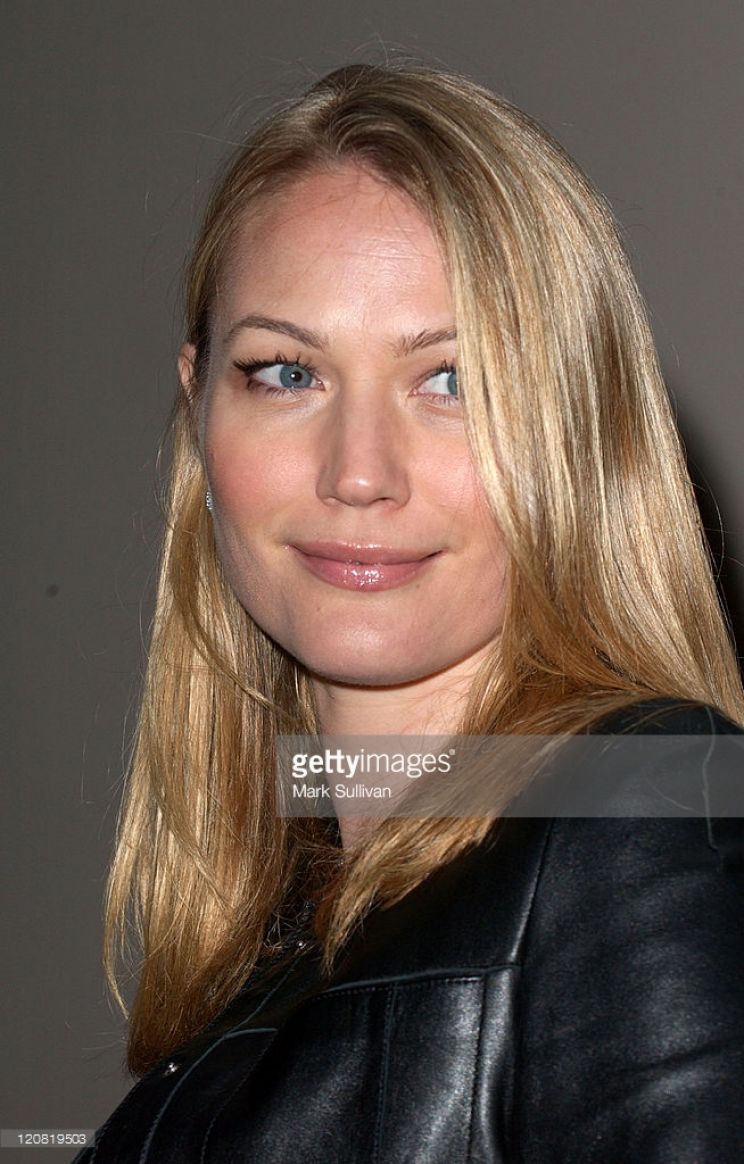 Sarah Wynter