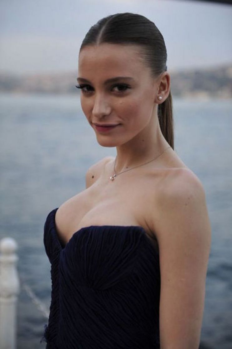 Serenay Sarikaya