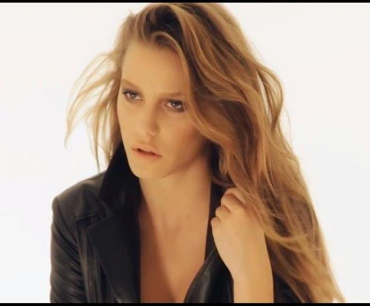 Serenay Sarikaya