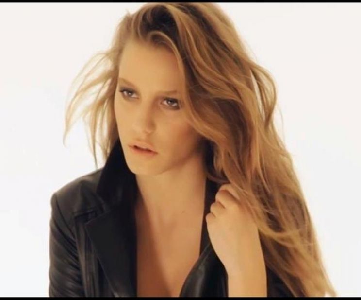 Serenay Sarikaya