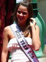 Shelley Hennig photo