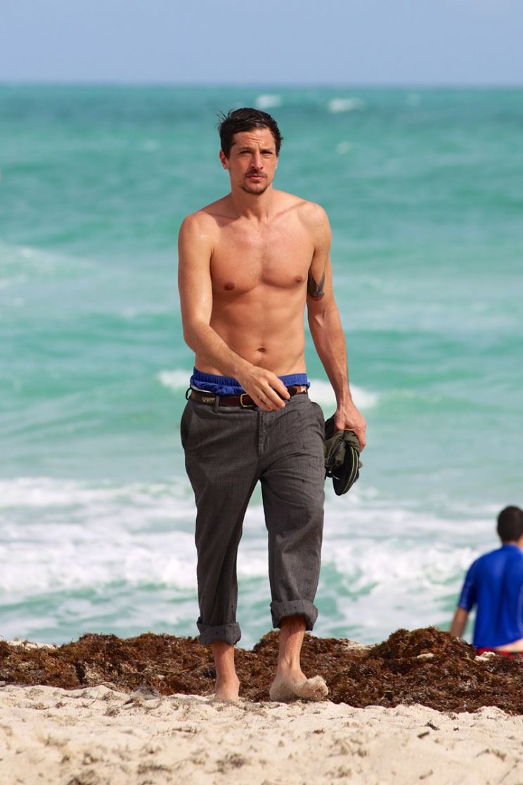 Simon Rex