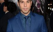 Skylar Astin