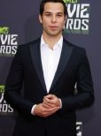 Skylar Astin