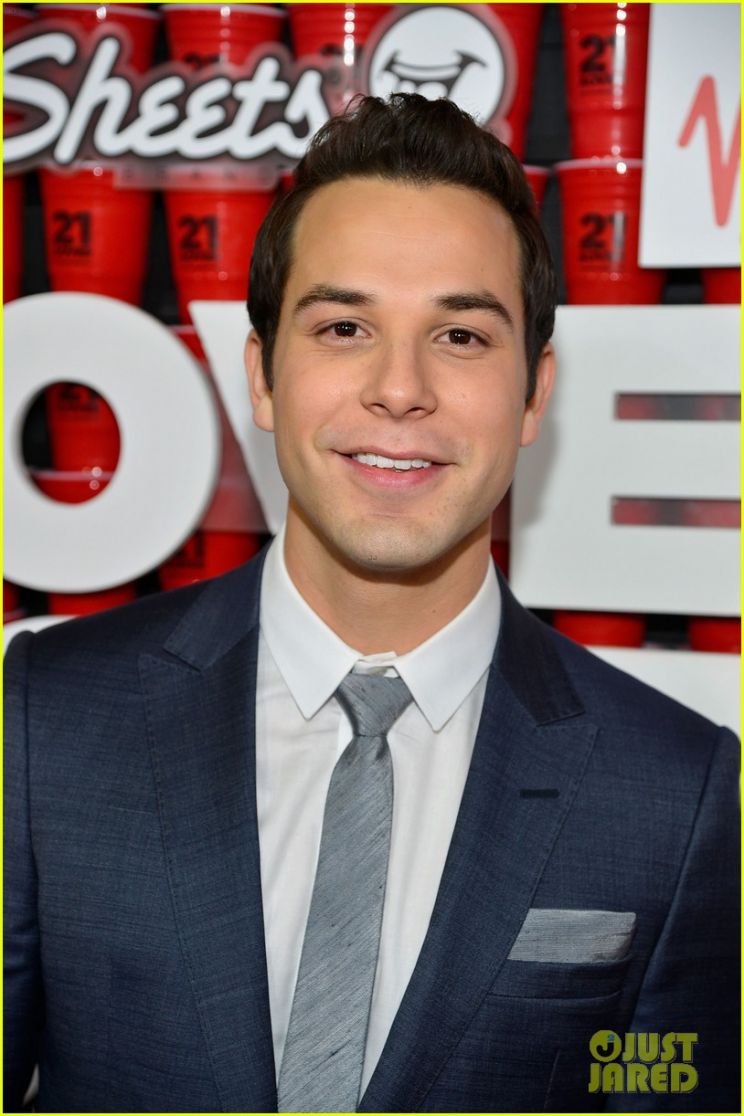 Skylar Astin