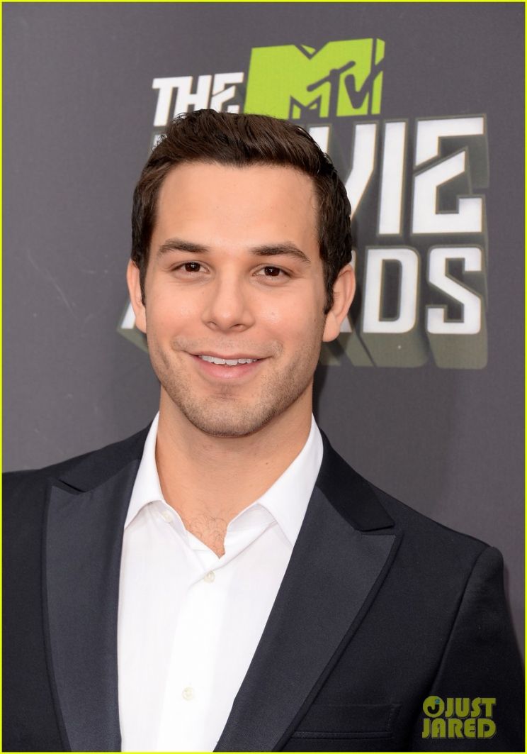 Skylar Astin