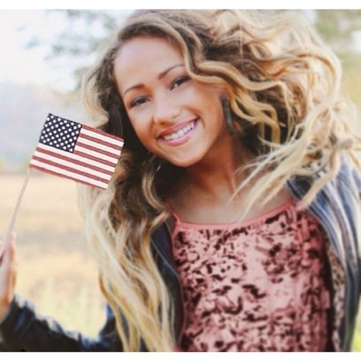 Skylar Stecker