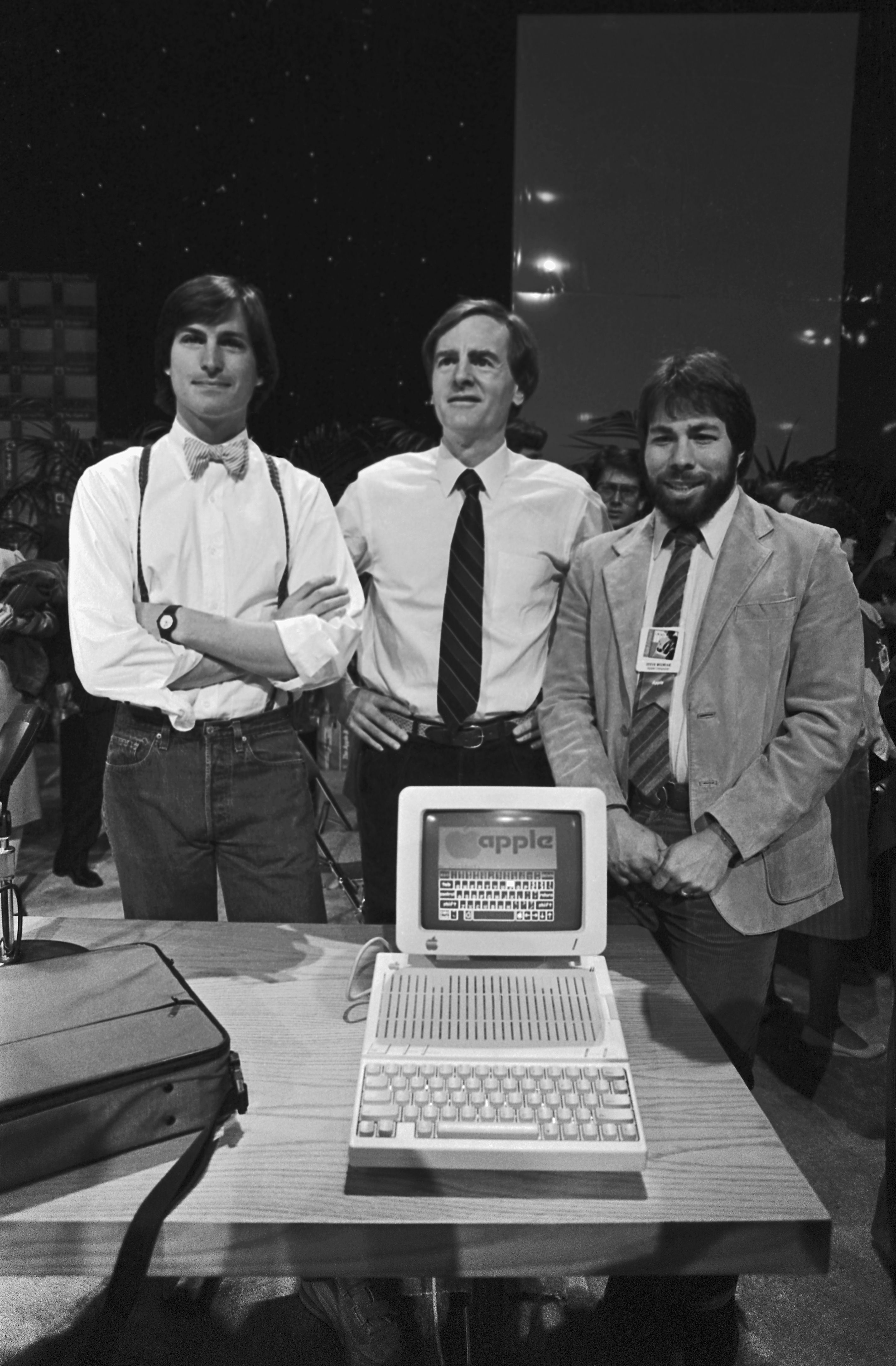 Кто основал компанию эпл. Стив Джобс 1976. Стив Джобс и Стив Возняк Apple 1. Стив Возняк в молодости. Стив Джобс 1976 Apple 1.