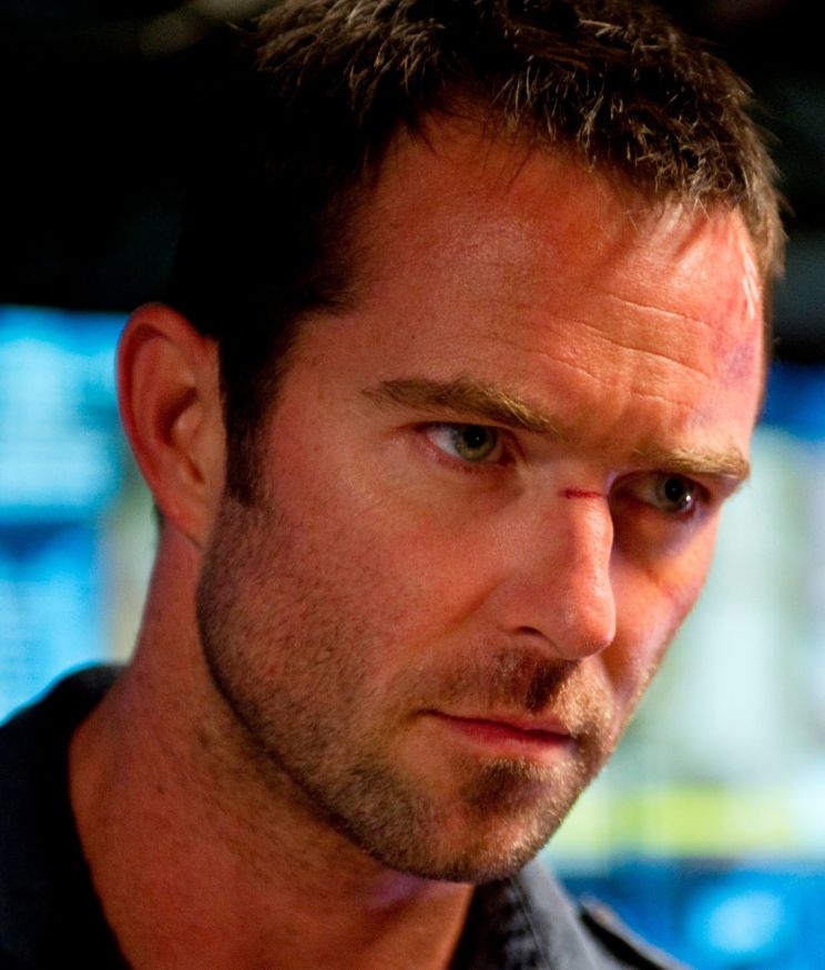 Sullivan Stapleton