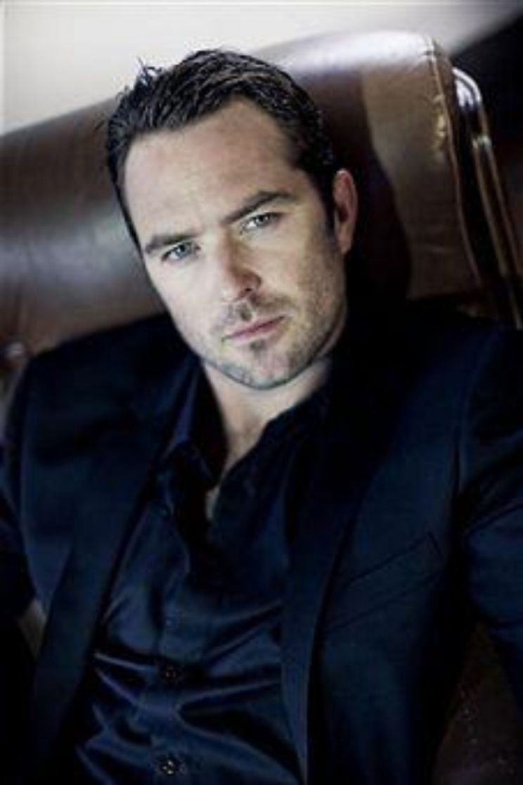 Sullivan Stapleton