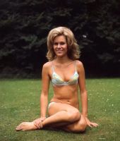 Suzanna Leigh