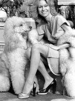 Suzanna Leigh photo