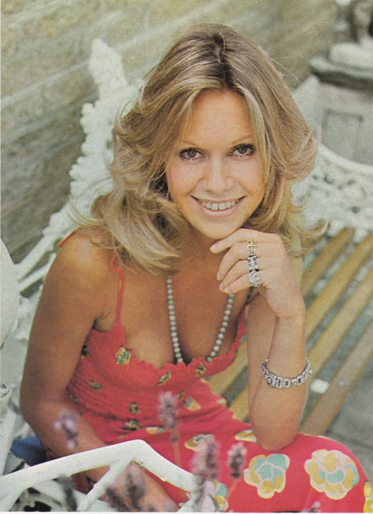 Suzanna Leigh