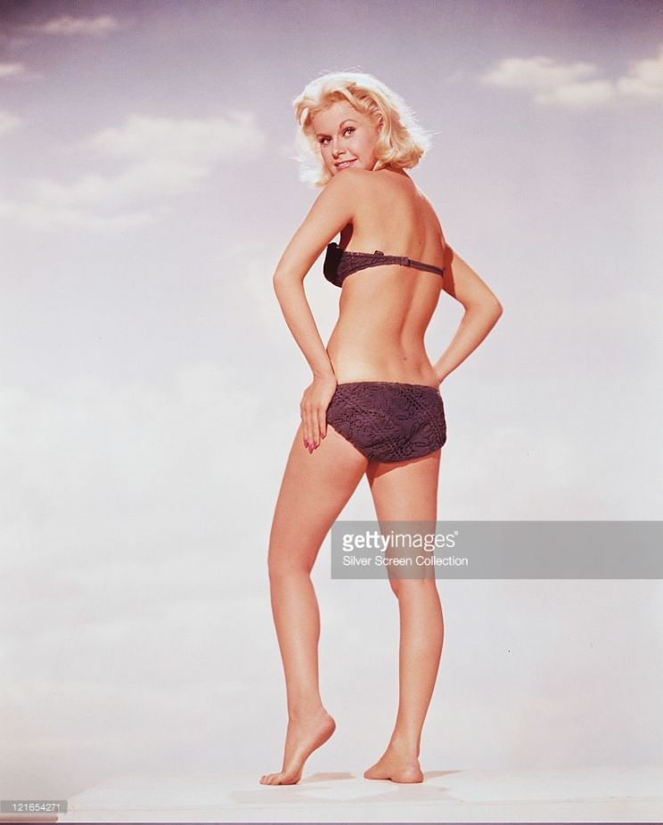 Suzanna Leigh