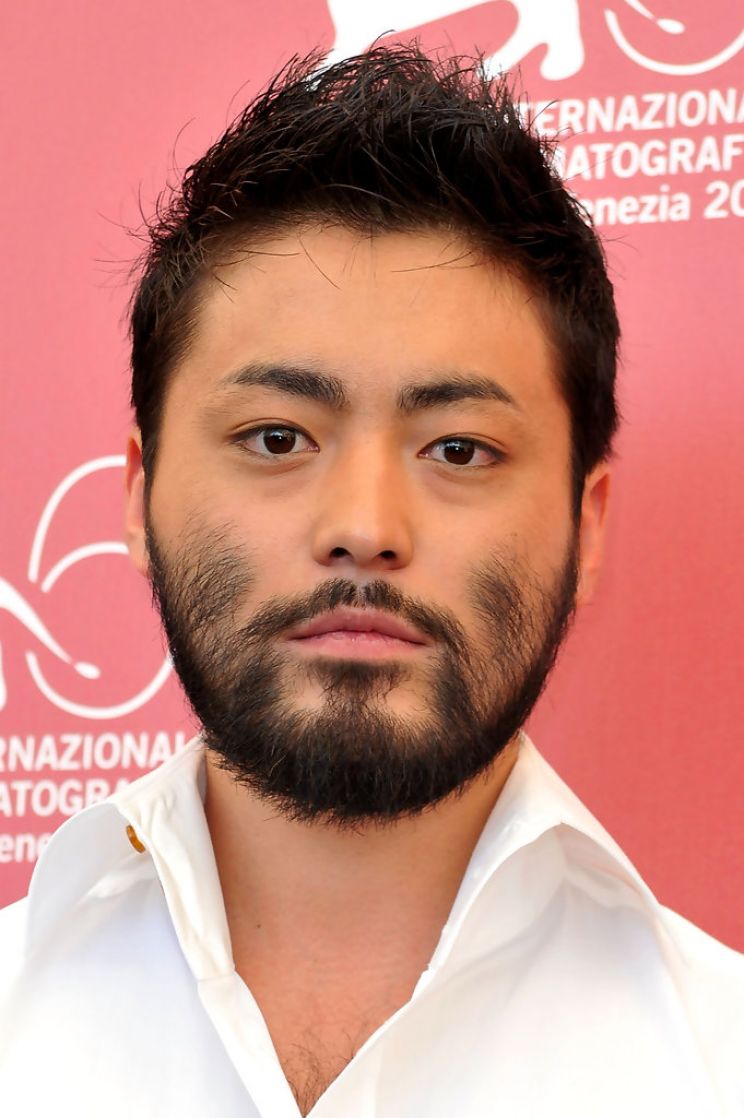 Волосатый азиат. Такаюки Ямада. Актер Такаюки Ямада. Ямада 2023. Азиаты с бородой.