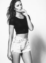 Taylor Zakhar photo