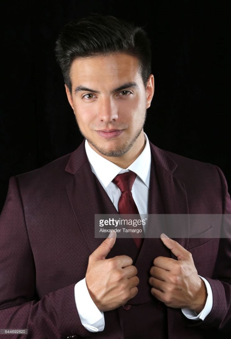 Vadhir Derbez