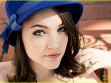 Violett Beane