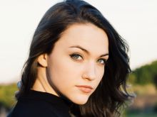 Violett Beane