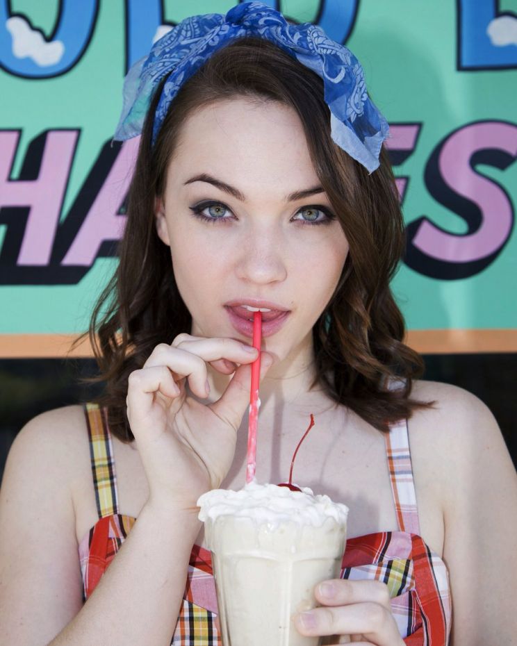 Violett Beane