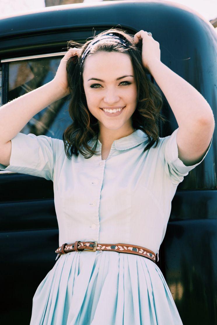 Violett Beane