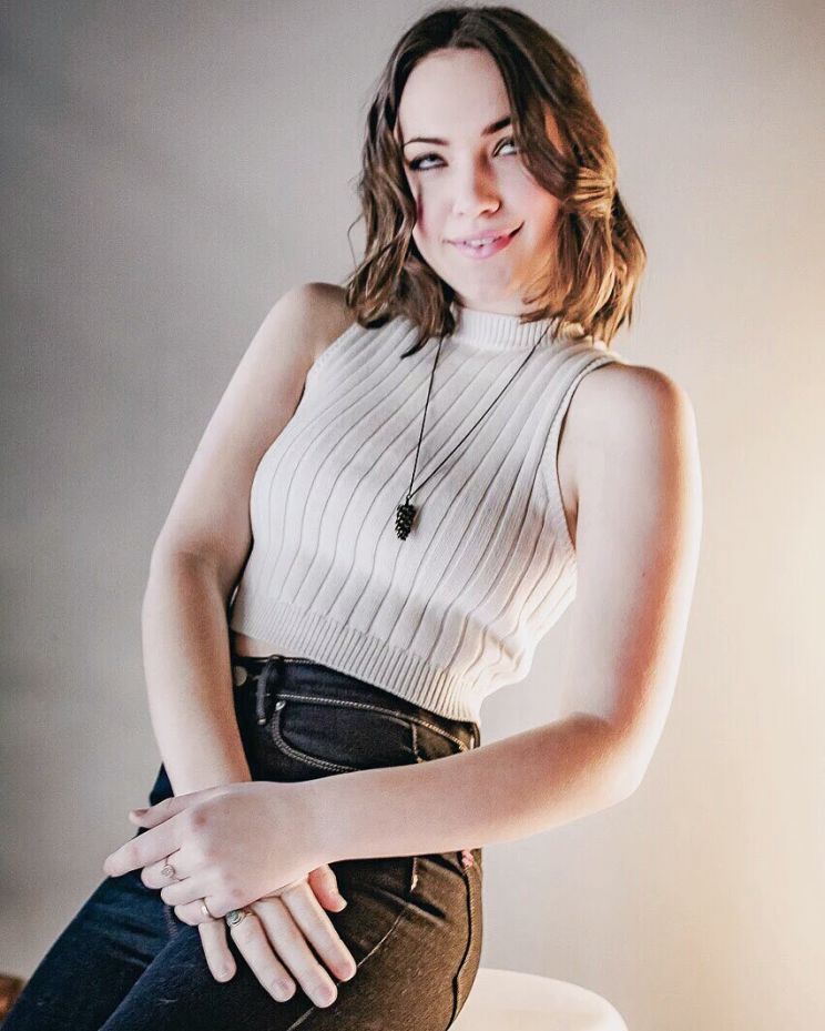 Violett Beane