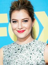 Zoe Levin photo