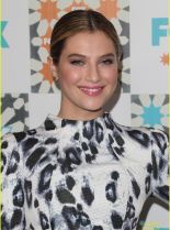Zoe Levin photo
